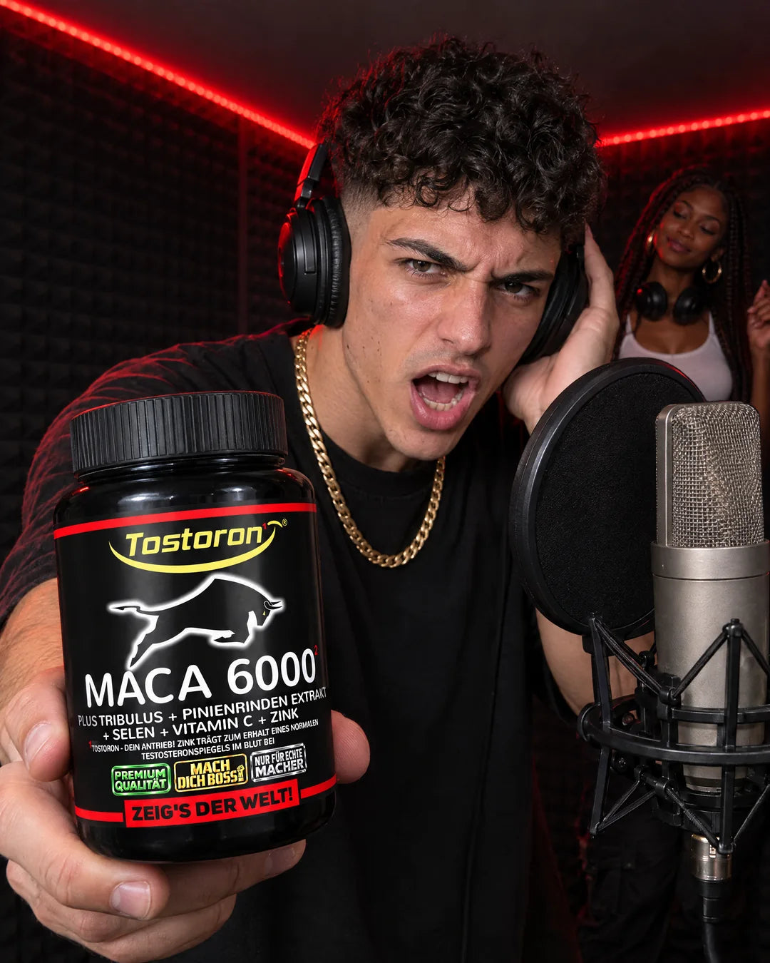 KI-generiertes Bild: Rapper im Studio streckt eine Dose Tostoron MACA 6000 in die Kamera, hinter ihm eine Frau im Takt
